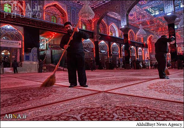 غبارروبی حرم امام حسین(ع) در آستانه ٢٨ صفر