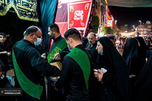 توزیع خرمای درختان بین‌الحرمین میان زائران عزادار / گزارش تصویری