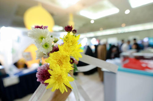 پذیرایی غرفه آستان عباسی از بازدیدکنندگان نمایشگاه بین‌المللی قران کریم / عکس