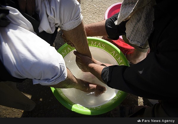 راهپیمای زائران اربعین حسینی در مسیر کربلا/ گزارش تصویری