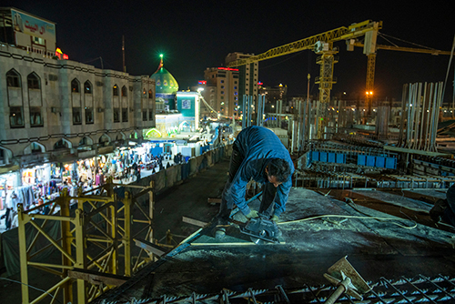 فعالیت 24 ساعته کارگران روزه‌دار در طرح توسعه حرم حسینی / گزارش تصویری