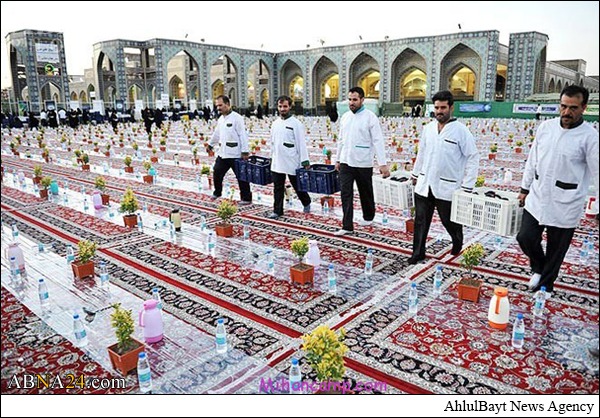 برپایی بزرگترین سفره افطاری جهان اسلام در حرم امام رضا(ع)