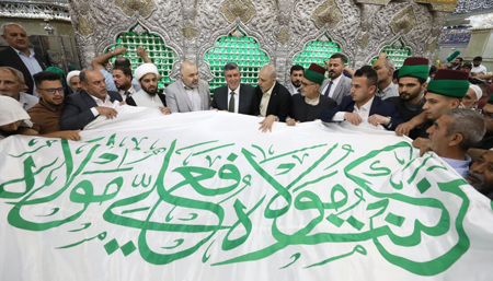 اهداء پرچم مزین به نام امیرمؤمنان (ع) به آستان حسینی + عکس