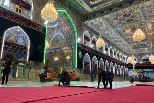 صحن و سرای حسینی با فرش‌های قرمز مفروش شد / گزارش تصویری