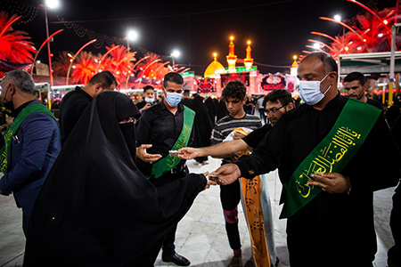 توزیع خرمای درختان بین‌الحرمین میان زائران عزادار / گزارش تصویری